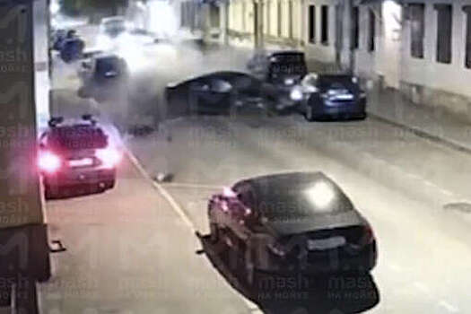 В Петербурге на видео попало, как автомобиль протаранил машины на парковке