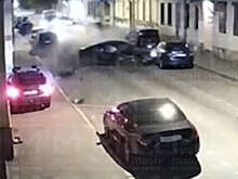 В Петербурге на видео попало, как автомобиль протаранил машины на парковке