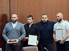 Спасителям женщины и ребенка в Махачкале вручили памятные часы Госдумы