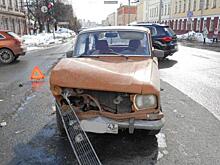 В Кирове столкнулись «Москвич» и иномарка