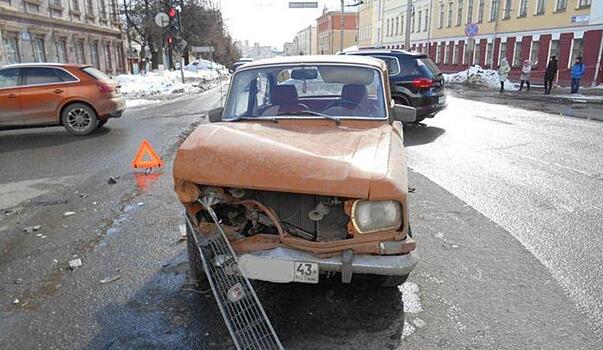 В Кирове столкнулись «Москвич» и иномарка