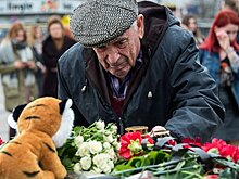 В ДНР несут цветы к стеле "Россия" в память о жертвах пожара в Кемерово