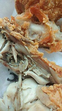 Соцсети: В курице KFC в Саратове нашли червей