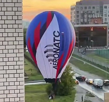 Воздушный шар внезапно приземлился во дворе дома в Нижнем Новгороде