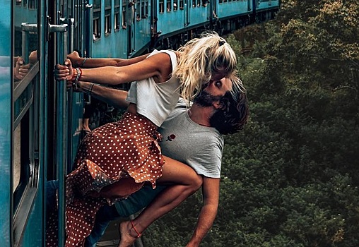 Поезд, бездна, поцелуй: пары рискуют жизнью ради эффектного снимка