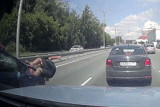 Под Новосибирском авто протащило на капоте сбитого пешехода