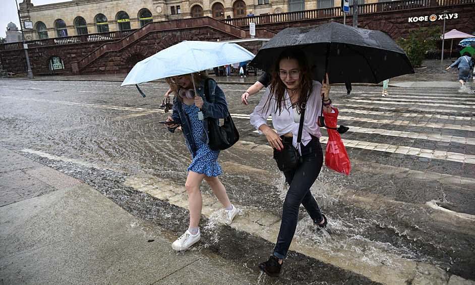Ливень в москве 25 июля 2022. Дождливый день. Ливень в москве. Ливень в москве. Ливень в москве.