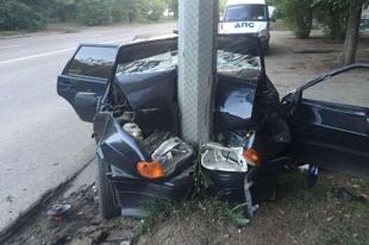 Водитель погиб в столкновении ВАЗ-2115 со столбом в Челябинске