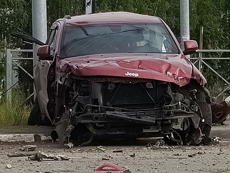 Внедорожник снес несколько столбов на проспекте в Дзержинске
