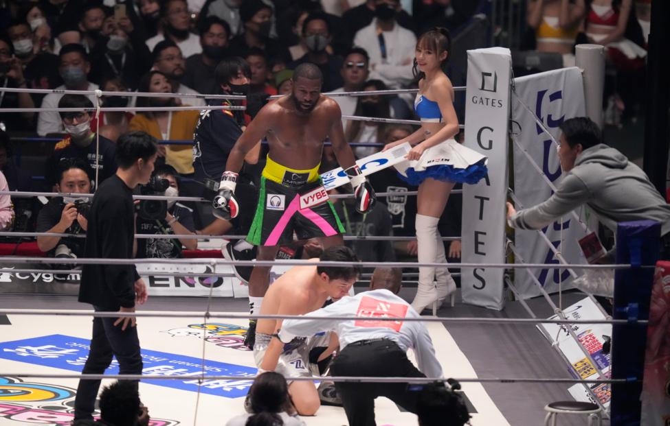 Боксер Мэйуэзер победил Асакуру в выставочном поединке