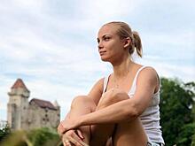 38-летняя Арнтгольц в платье-смокинге и лодочках на шпильке появилась в студии «Жди меня»