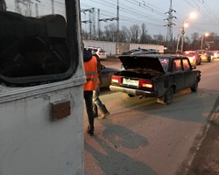В Уфе водитель ВАЗ-2107 подрезал троллейбус