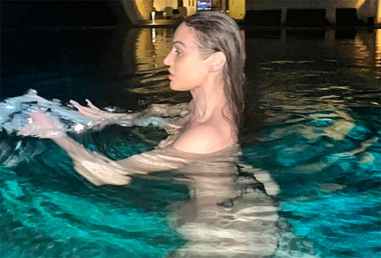Обнаженную Водонаеву в бассейне сравнили с Анджелиной Джоли