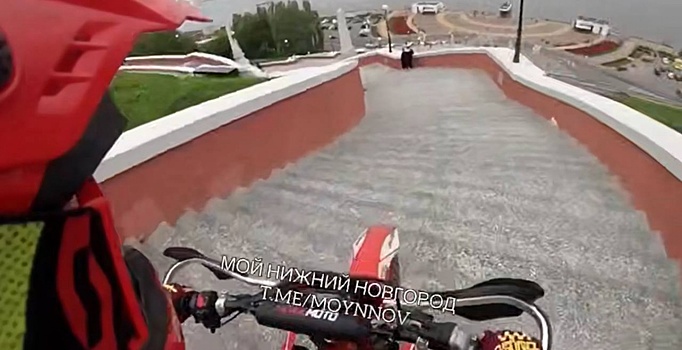 Подросток съехал по Чкаловской лестнице на питбайке: публикуем видео