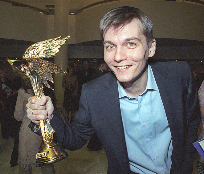 Актер Филипп Янковский с премией в номинации "Открытие года" на торжественной церемонии вручения ежегодных национальных кинематографических премий "Ника", 2003 год