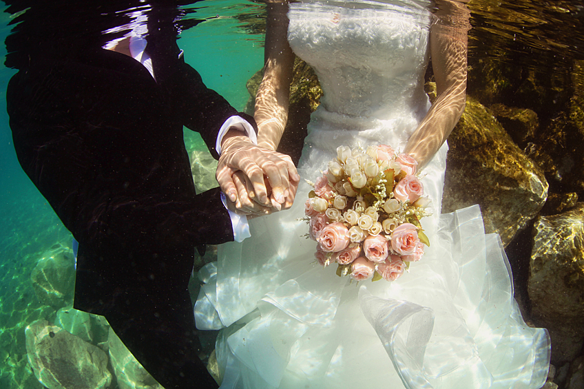 Свадьба под водой. Сегодня существует множество компаний, которые предлагают услуги по организации свадьбы под водой — на Багамах, Бали, Мальдивах, в Тайланде