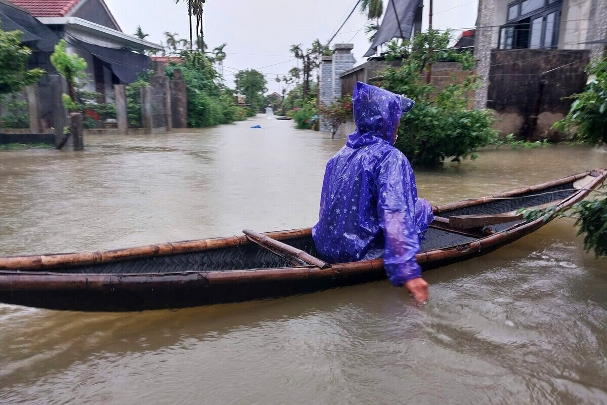 Обрушившиеся на север Вьетнама внезапные наводнения привели к гибели людей