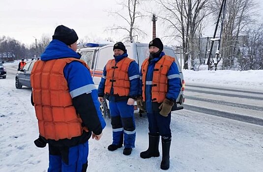 Саперы сняли видео, как взрывают лед на реках Карелии