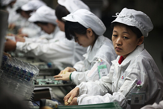 Больные COVID-19 сотрудники «айфон сити» продолжают работать на конвейере