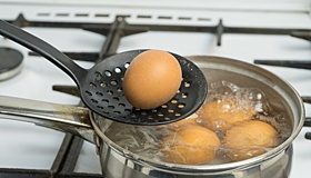 Названа ошибка при варке яиц, которая способна привести к интоксикации