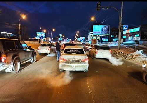 Мегапробка в Кировском районе образовалась из-за неисправных светофоров утром 19 ноября