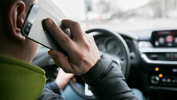 В России намерены наказывать водителей за использование гаджетов за рулем