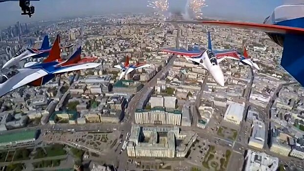 Воздушный парад военной авиации начался над Москвой