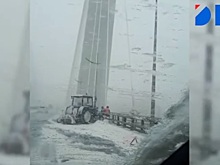 Дорожники «поцеловались» с леерами на Золотом мосту во Владивостоке