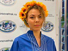 Депутат горсовета Новосибирска Хельга Пирогова пришла на сессию в желтом венке
