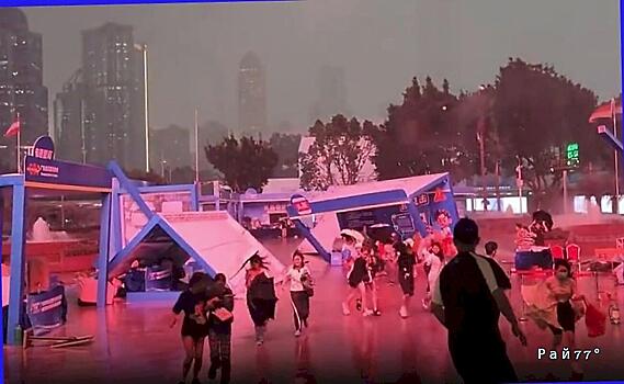 Посетители рынка едва унесли ноги из-за сильных порывов ветра