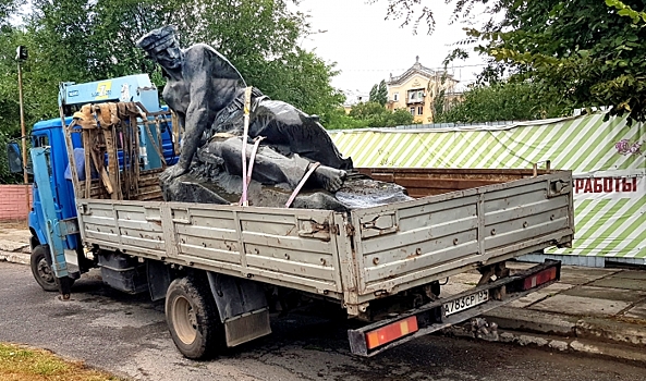 В Волгограде скульптуру на могиле моряков и рабочих демонтировали для реставрации