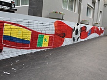 Футбол нас связал: в Самаре украсили граффити самый длинный дом города