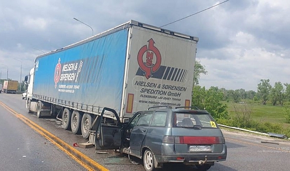 В Волгоградской области скончался пассажир влетевшего в фуру ВАЗа