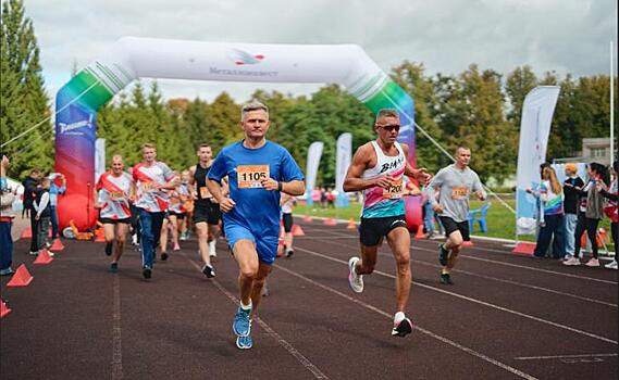Спорт объединяет поколения: в честь 80-летия Победы Металлоинвест организовал Железногорский полумарафон
