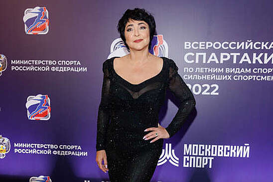 Лолита села на колени к молодому поклоннику на своем концерте