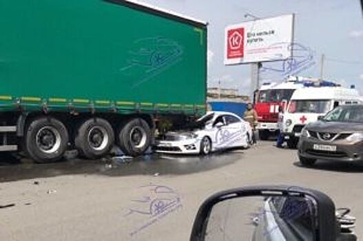 На улице Ефремова в Ульяновске иномарка «нырнула» под фуру