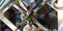 Робот собрал кубик Рубика за 0,3 секунды