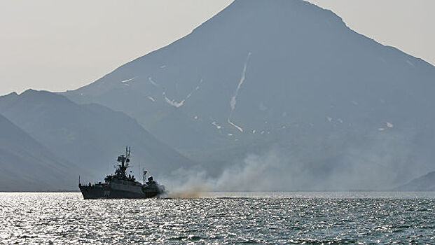 Российские корабли атаковали подводную лодку "противника" в Японском море