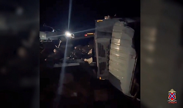 В лобовом ДТП с КамАЗом в Волгоградской области погиб водитель фургона