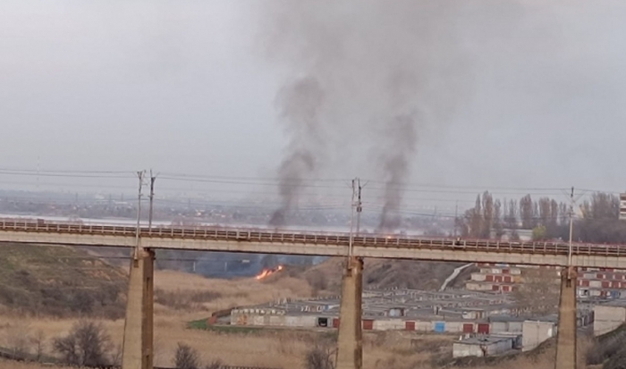 В Тракторозаводском районе Волгограда загорелось 500 кв. м камыша