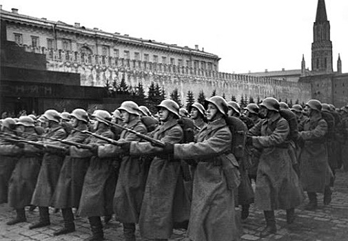 «Бить врага на чужой территории»: как Сталин хотел воевать с Гитлером