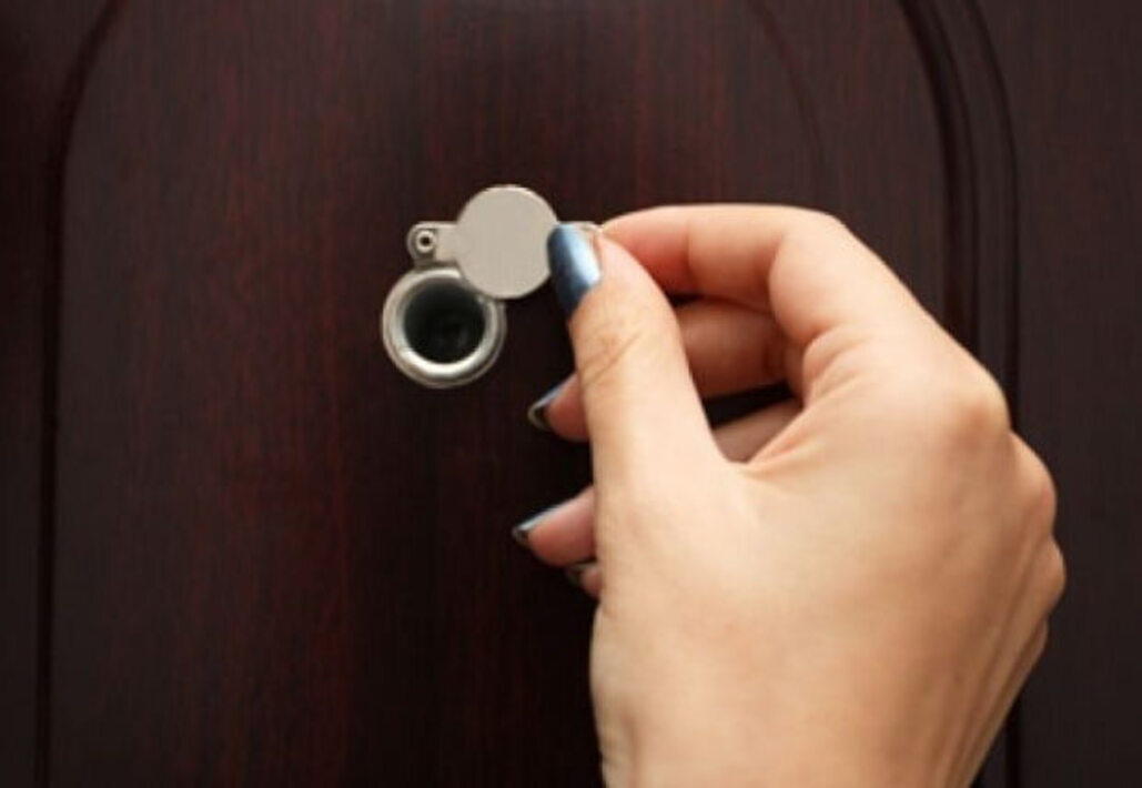 Глазок дверной удлиненный. В двери нет глазка что делать. Дверь с глазком. 00 д inspector. 60мм глазок дверной, бронза damx zp30-60 ab.