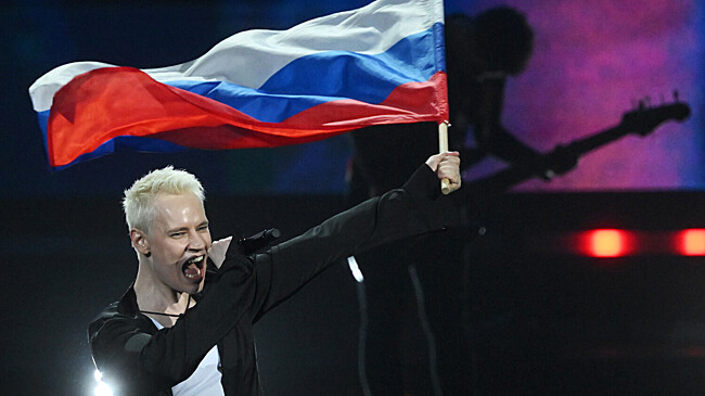 Shaman вышел в свет без обручального кольца