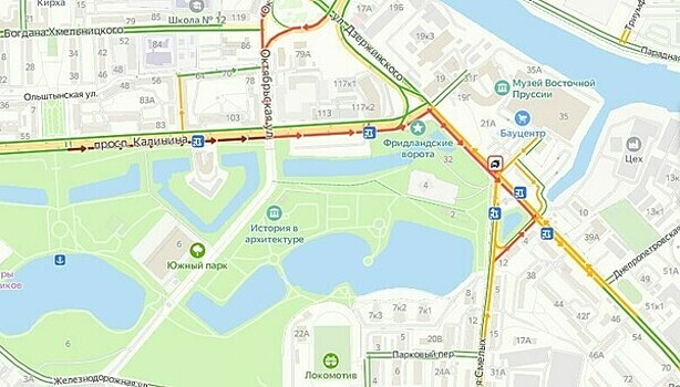 Очевидцы: в Калининграде пикап врезался в трамвай «Корсар», закупорив движение по проспекту Калинина и Аллее Смелых