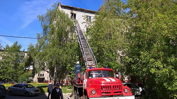 20 спасателей тушили трехкомнатную квартиру в Череповце