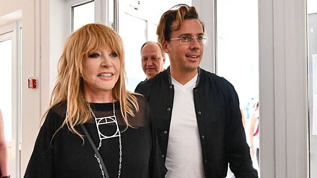 Максим Галкин опубликовал новые фото Пугачевой в мини-юбке