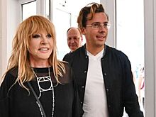 Максим Галкин опубликовал новые фото Пугачевой в мини-юбке