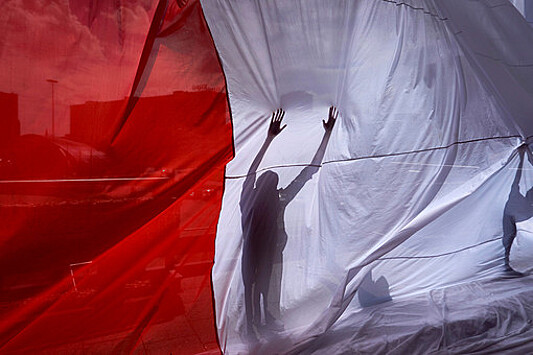 В МИД Польши заявили, что будут разбираться с исчезновением флагов Польши в Катыни