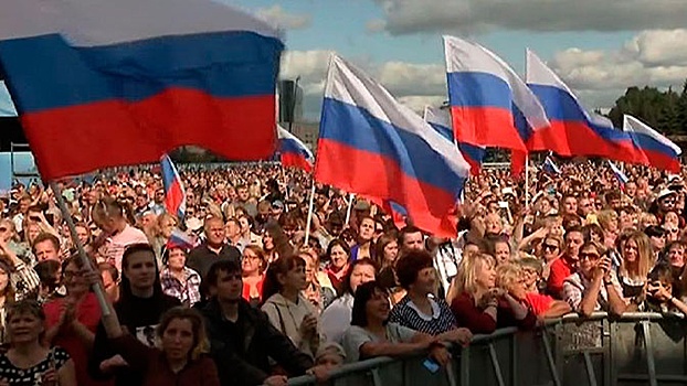 Достояние России: в Москве продолжают отмечать День флага