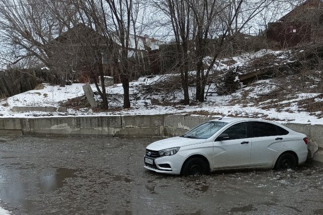 В Заводском районе Саратова на улице затопило легковой автомобиль